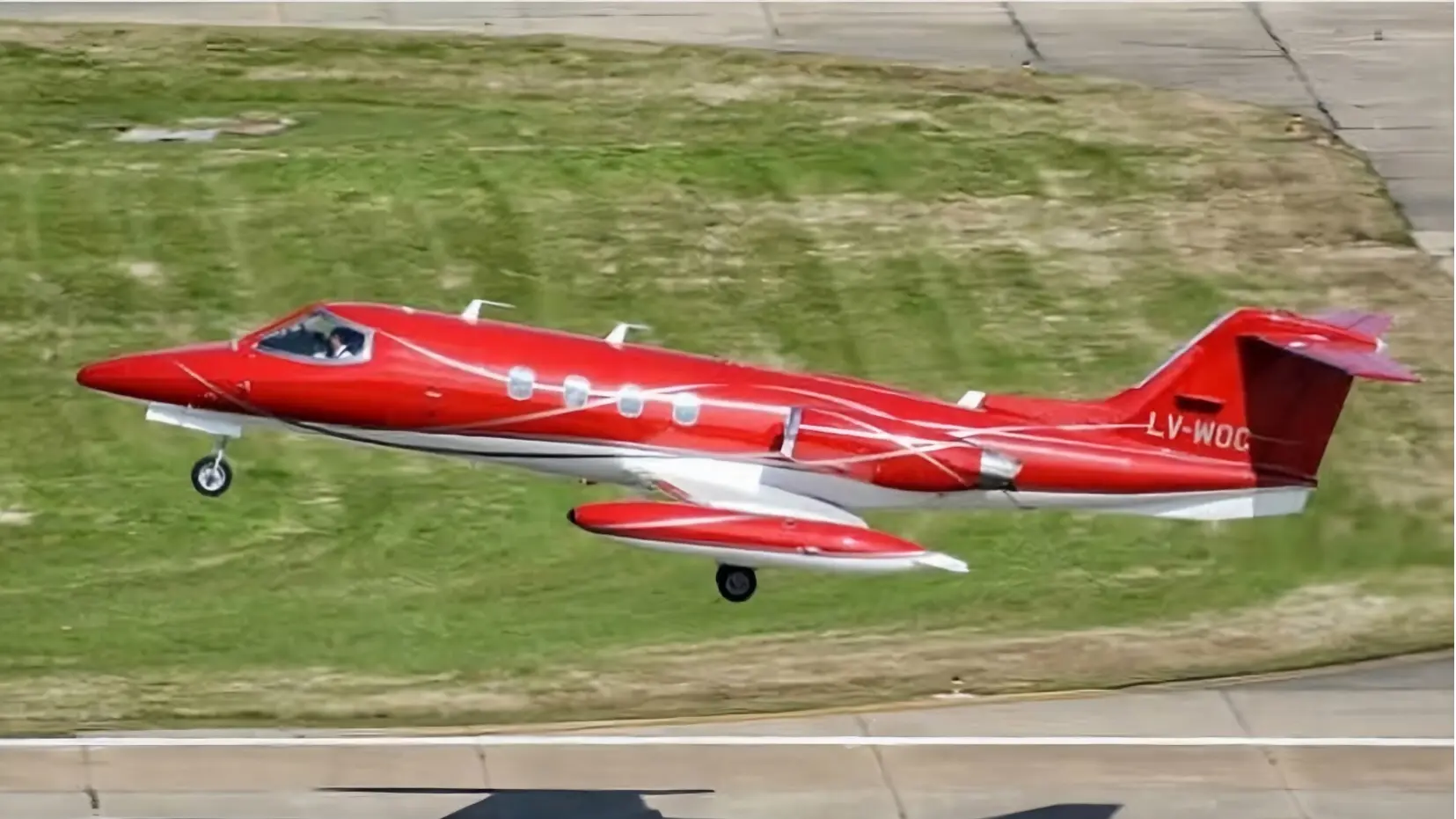 Learjet LV-WOC despegando